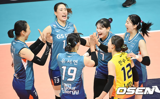 23일 오후 경기 의정부체육관에서 ‘2021 의정부∙도드람컵 프로배구대회’ GS칼텍스와 KGC인삼공사의 경기가 열렸다.1세트 GS칼텍스 선수들이 득점을 올린 뒤 기뻐하고 있다. 2021.08.23 /youngrae@osen.co.kr