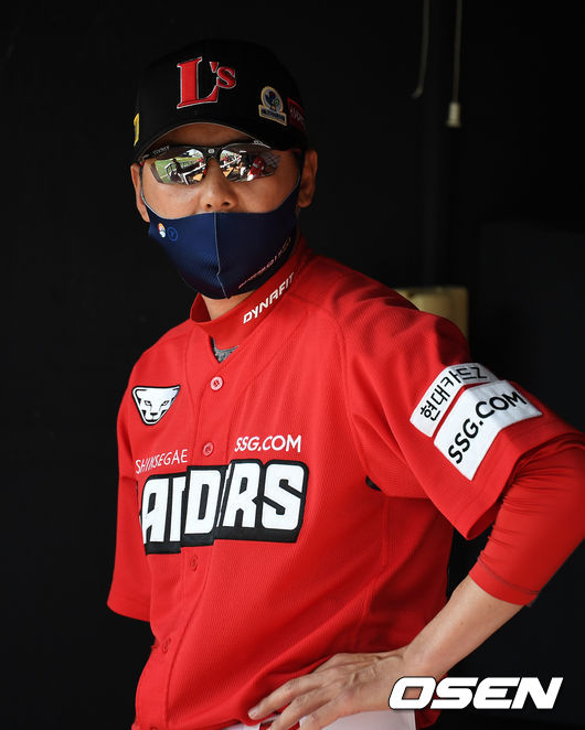 1회말 SSG 김원형 감독이 더그아웃에서 경기를 지켜보고 있다. 2021.06.05 /jpnews@osen.co.kr