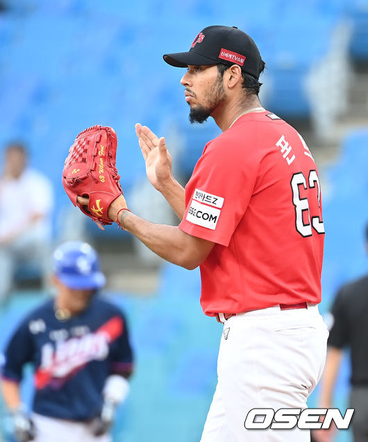 22일 오후 대구 삼성라이온즈파크에서 ‘2021 신한은행 SOL KBO리그’ 삼성 라이온즈와 SSG 랜더스의 경기가 열렸다3회말 삼성 선두타자 김상수의 내야땅볼 때 호수비를 펼친 유격수 박성한에게 투수 폰트가 박수를 보내고 있다. 주자 1루 송구아웃. 2021.08.22 /ksl0919@osen.co.kr