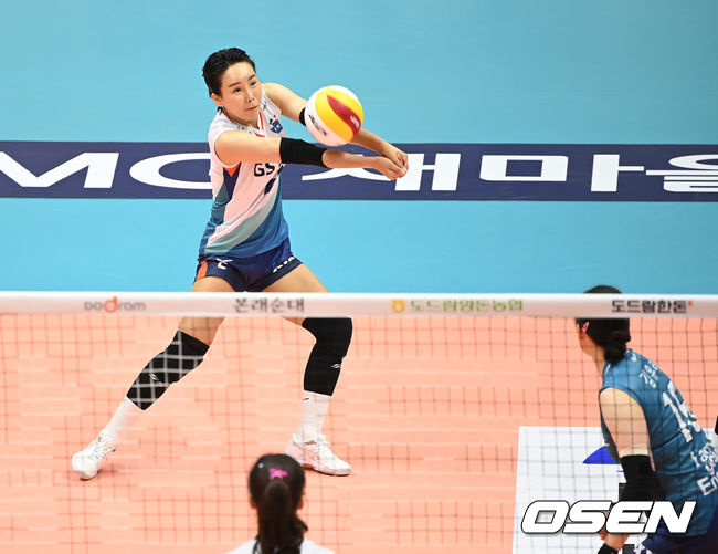 23일 오후 경기 의정부체육관에서 ‘2021 의정부∙도드람컵 프로배구대회’ GS칼텍스와 KGC인삼공사의 경기가 열렸다.1세트 GS칼텍스 오지영이 리시브를 하고 있다. 2021.08.23 /youngrae@osen.co.kr