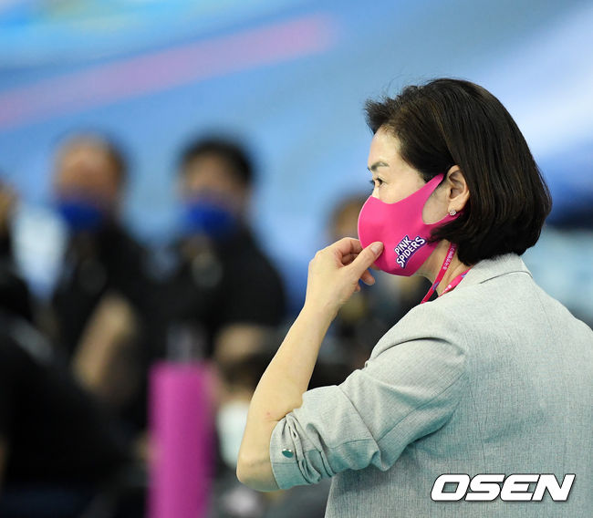 3세트 흥국생명 박미희 감독이 경기를 지켜보고 있다. /jpenws@osen.co.kr