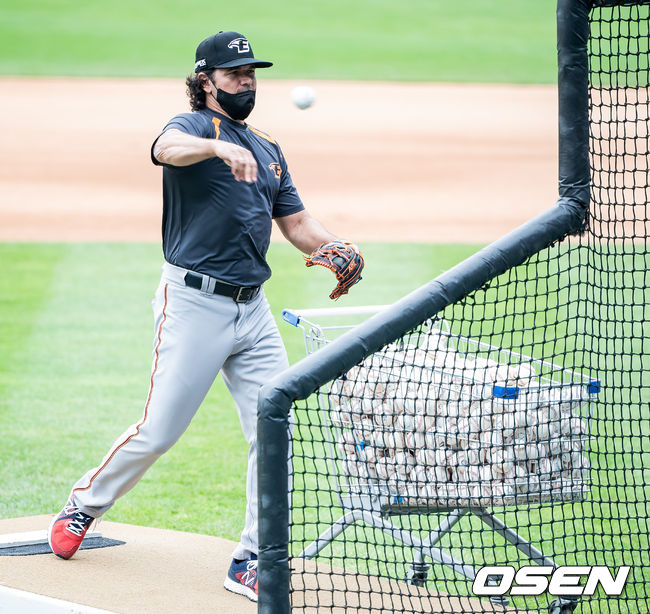 한화 카를로스 수베로 감독이 마운드 앞에서 배팅볼을 던져주고 있다. 21.08.22/ rumi@osen.co.kr
