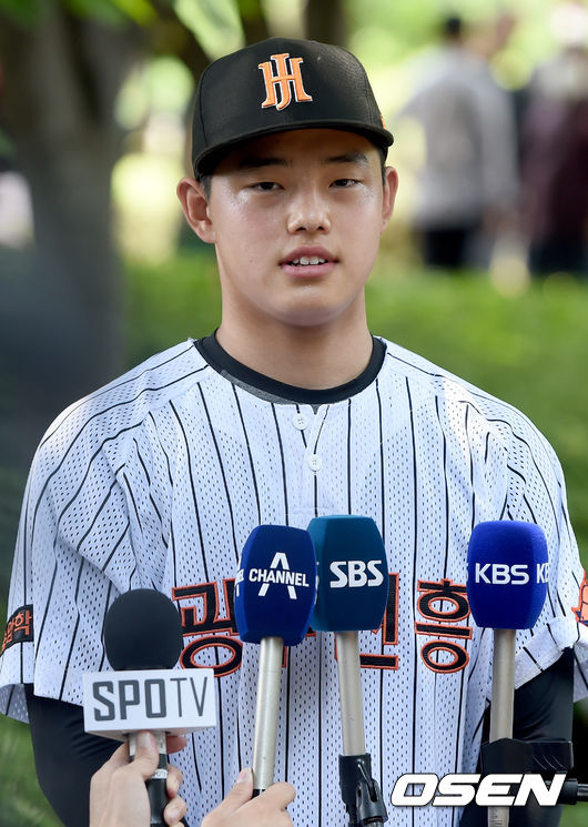 광주진흥고 문동주가 취재진의 질문에 대답하고 있다. 21.06.02