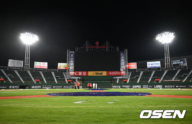 19일 부산 사직구장에서 열린 키움 히어로즈와 롯데 자이언츠의 시즌 12차전 경기가 1회말 1사 만루 상황에서 우천 중단됐고 결국 노게임이 선언됐다. 불 꺼진 전광판. 2021.08.19 /ksl0919@osen.co.kr