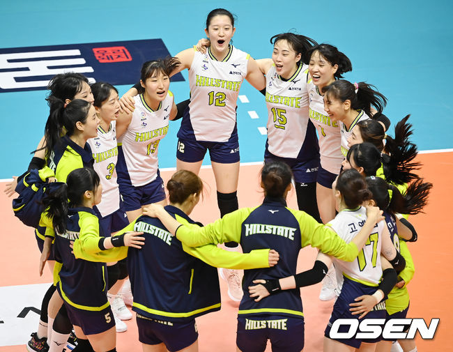 현대건설은 23일 오후 7시 의정부체육관에서 열린 2021 의정부 도드람컵 프로배구대회(KOVO컵) 흥국생명과 경기에서 세트 스코어 3-1(15-25, 25-19, 25-20, 25-13)로 이겼다.승리를 거둔 현대건설 선수단이 기뻐하고 있다. 2021.08.23 /youngrae@osen.co.kr