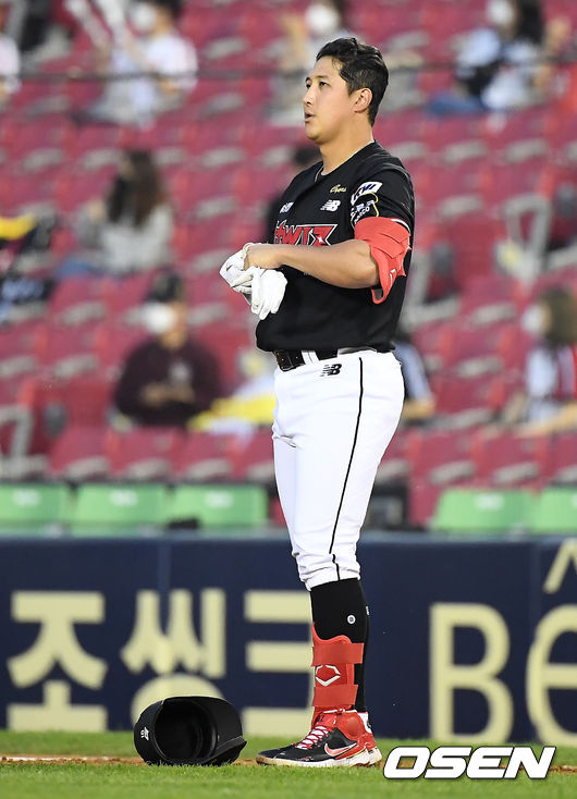 1일 서울 잠실야구장에서 ‘2021 신한은행 SOL KBO 리그’ LG 트윈스와 KT 위즈의 경기가 열렸다.4회초 2사 1,3루 KT 황재균이 우익수 뜬공으로 물러난 뒤 아쉬워하고 있다. 2021.06.01/youngrae@osen.co.kr