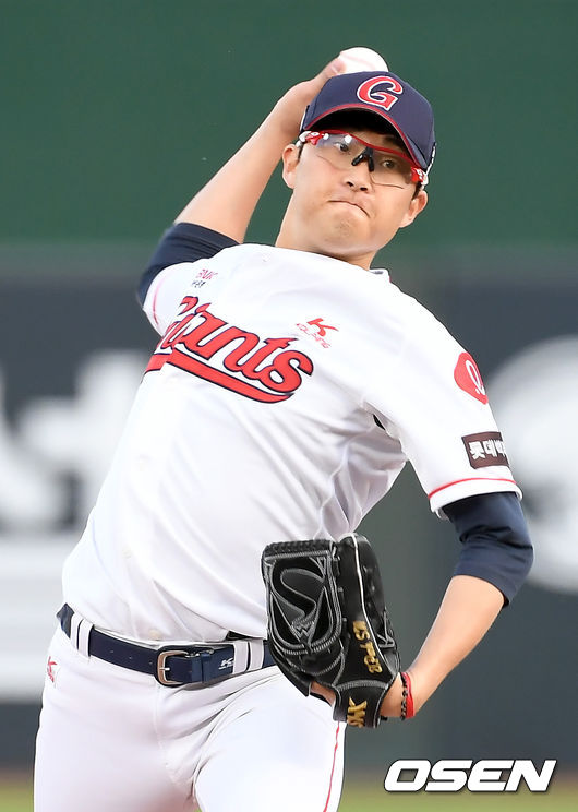 30일 오후 부산 사직야구장에서 '2021 신한은행 SOL KBO리그' 롯데 자이언츠와 한화 이글스의 경기가 열렸다.1회초 롯데 선발 박세웅이 마운드에 올라 힘차게 공을 뿌리고 있다./ksl0919@osen.co.kr