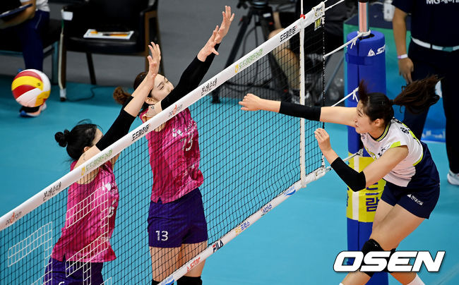 23일 오후 경기 의정부체육관에서 ‘2021 의정부∙도드람컵 프로배구대회’ 흥국생명과 현대건설의 경기가 열렸다.2세트 현대건설 정지윤이 스파이크를 때리고 있다. 2021.08.23 /youngrae@osen.co.kr