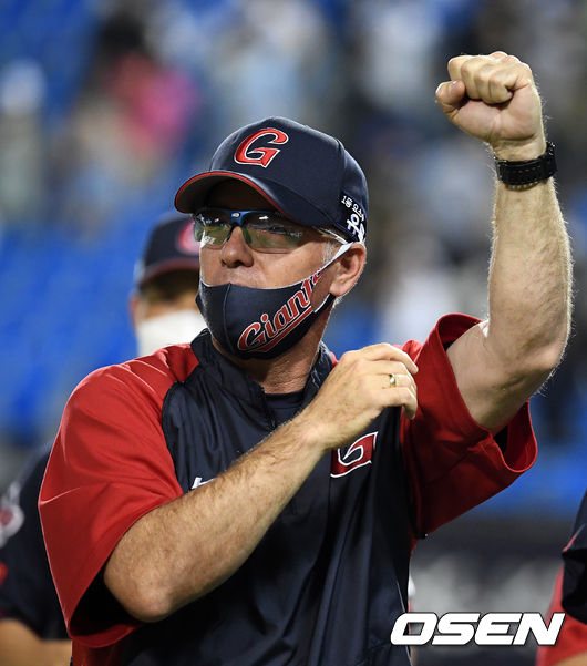 경기를 마치고 롯데 서튼 감독이 승리를 기뻐하고 있다. 2021.06.26 /jpnews@osen.co.kr