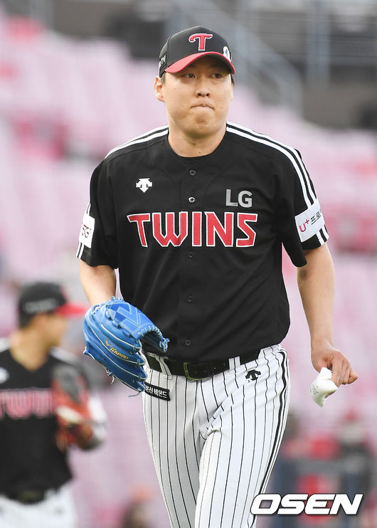 4회말을 마친 LG 선발 차우찬이 덕아웃으로 들어오고 있다. 2021.06.06 / rumi@osen.co.kr