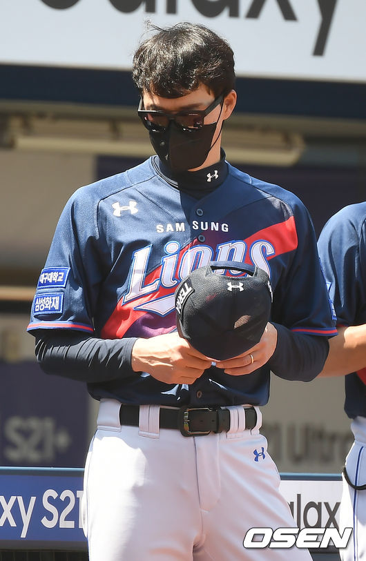 30일 오후 대구 삼성라이온즈파크에서 ‘2021 신한은행 SOL KBO리그’ 삼성 라이온즈와 두산 베어스의 경기가 열렸다. 경기에 앞서 삼성 허삼영 감독이 더그아웃으로 이동하고 있다. 21.05.30 /ksl0919@osen.co.kr