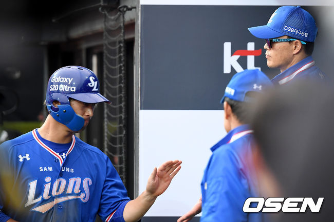 16일 오후 수원 KT위즈파크에서 '2020 신한은행 SOL KBO리그' KT 위즈와 삼성 라이온즈의 경기가 열렸다.5회초 2사 만루 삼성 허삼영 감독이 밀어내기 볼넷으로 이학주와 기뻐하고 있다. /youngrae@osen.co.kr