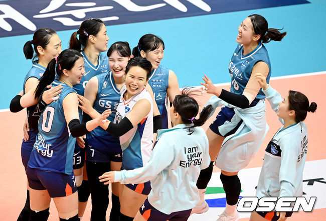 GS 칼텍스는 23일 오후 3시30분 의정부체육관에서 열린 2021 의정부 도드람컵 프로배구대회(KOVO컵) KGC인삼공사와 경기에서 세트 스코어 3-1(25-20, 25-19, 17-25, 25-20)로 이겼다.승리를 거둔 GS칼텍스 선수들이 기뻐하고 있다. 2021.08.23 /youngrae@osen.co.kr