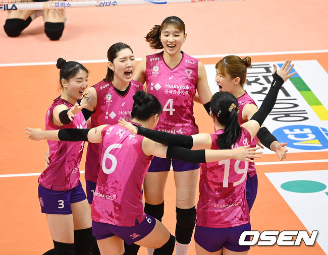 1세트 득점을 올린 흥국생명 선수들이 기뻐하고 있다. 2021.08.23 /youngrae@osen.co.kr
