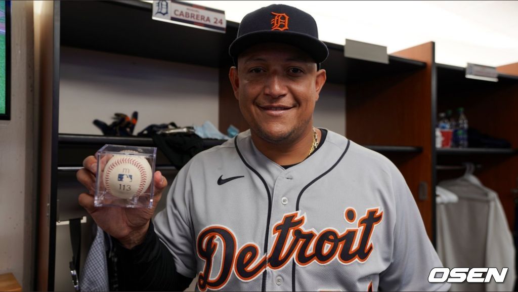 [사진] 500호 홈런공을 선물받고 좋아하는 미겔 카브레라. 공을 자세히 살펴보면 홈런 공임을 인증하기 위해 미리 새겨놓은 m113이라는 숫자가 보인다. <디트로이트 타이거스 어센틱 트위터 캡처>