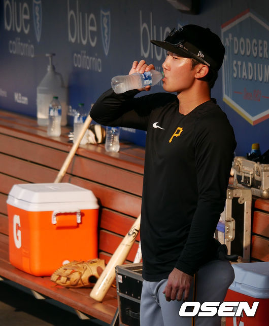 [OSEN=LA, 이사부 통신원]경기에 앞서 피츠버그 박효준이 훈련 도중 더그아웃에서 물을 마시고 있다. /lsboo@osen.co.kr