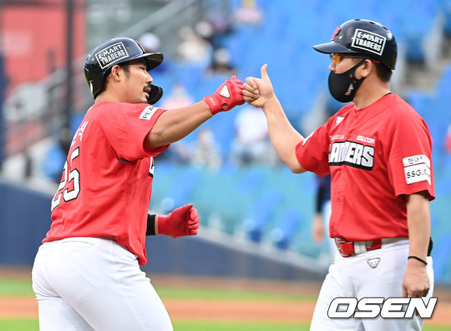 22일 오후 대구 삼성라이온즈파크에서 ‘2021 신한은행 SOL KBO리그’ 삼성 라이온즈와 SSG 랜더스의 경기가 열렸다5회초 1사 2, 3루 SSG 이현석이 역전 3점 홈런을 날린 뒤 전형도 코치와 하이파이브를 하고 있다. 2021.08.22 /ksl0919@osen.co.kr