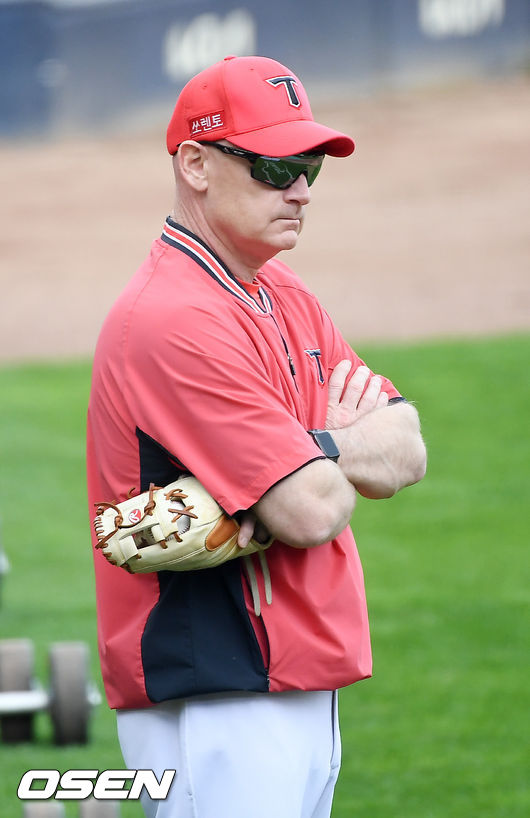 KIA 맷 윌리엄스 감독이 선수들의 훈련을 바라보고 있다. 2021.06.30 / rumi@osen.co.kr