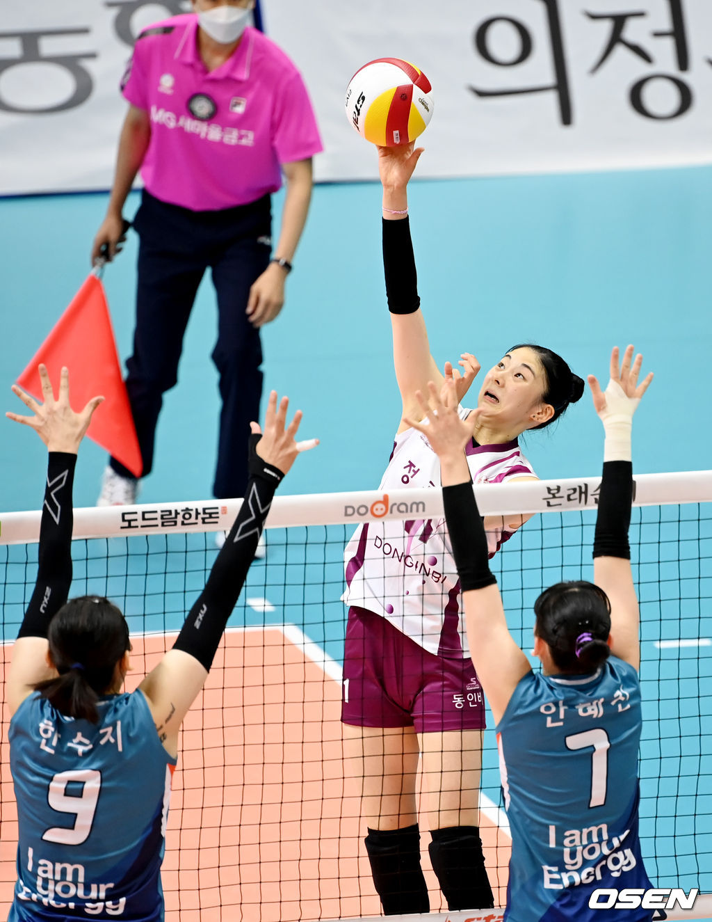 KGC인삼공사 박혜민과 친정팀 GS칼텍스를 상대로 스파이크를 때리고 있다. 2021.08.23 /youngrae@osen.co.kr