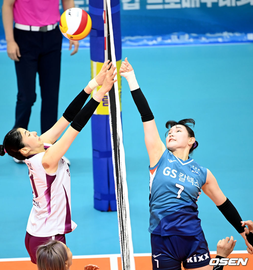 KGC인삼공사 박혜민과 GS칼텍스안혜진과 네트를 사이에 두고 경기를 치르고 있다. 2021.08.23 /youngrae@osen.co.kr