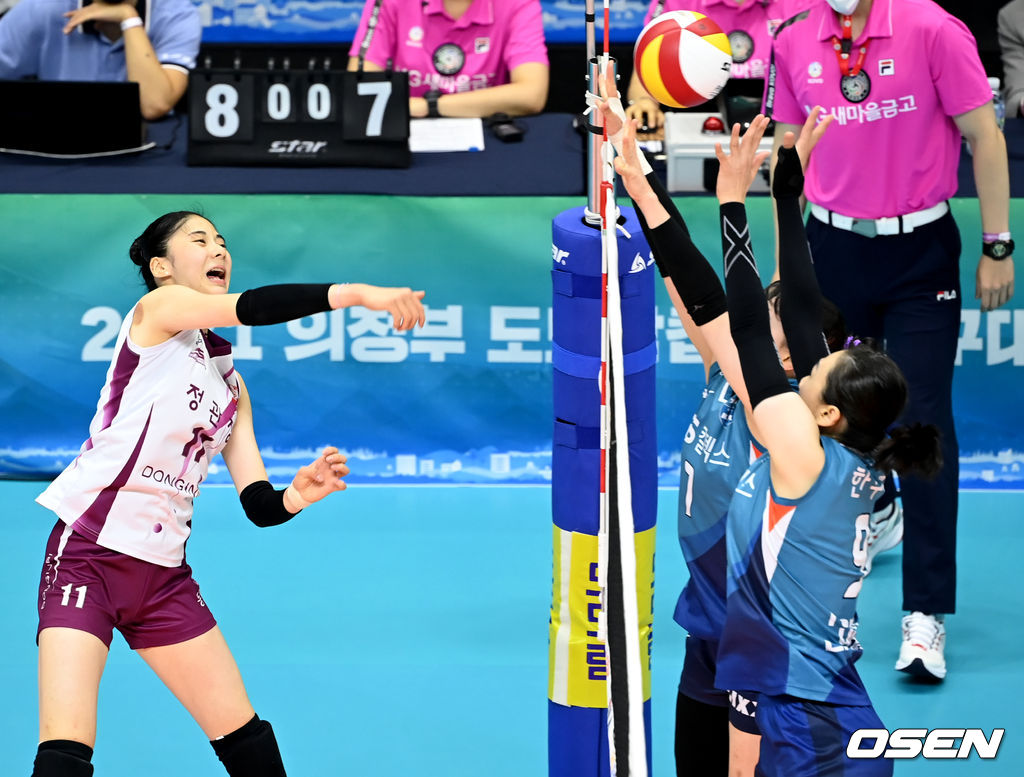 KGC인삼공사 박혜민과 친정팀 GS칼텍스를 상대로 스파이크를 때리고 있다. 2021.08.23 /youngrae@osen.co.kr