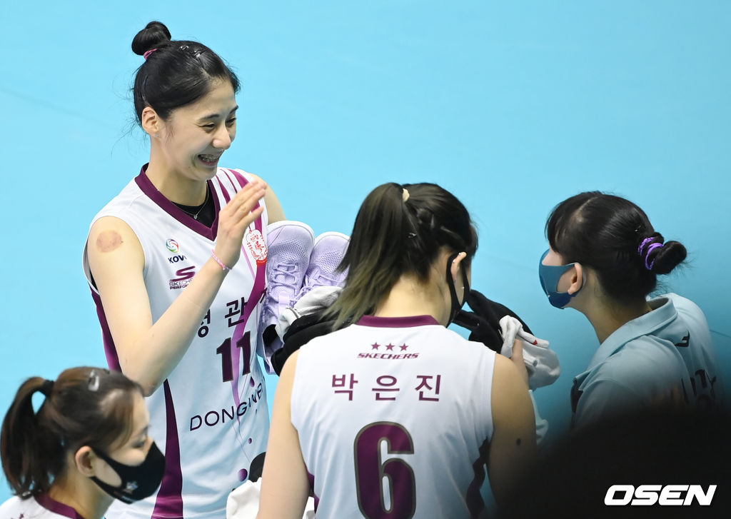 KGC인삼공사 박혜민과 GS칼텍스 선수들과 이야기를 나누고 있다. 2021.08.23 /youngrae@osen.co.kr