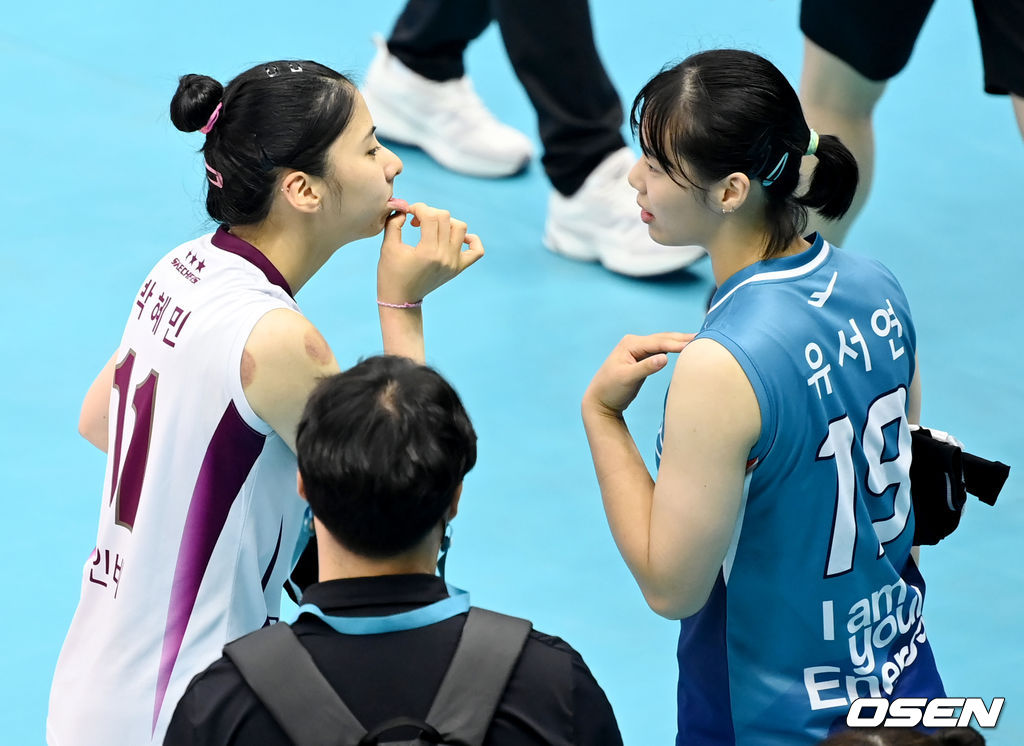 KGC인삼공사 박혜민과 GS칼텍스 선수들과 이야기를 나누고 있다. 2021.08.23 /youngrae@osen.co.kr