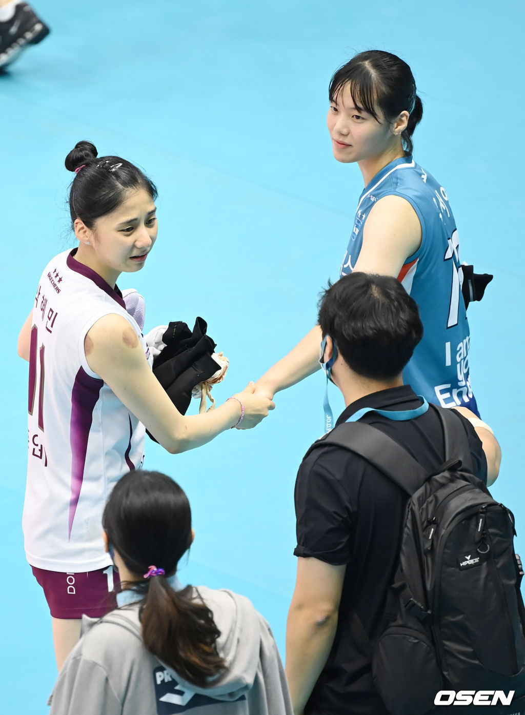 KGC인삼공사 박혜민과 GS칼텍스 선수들과 이야기를 나누고 있다. 2021.08.23 /youngrae@osen.co.kr