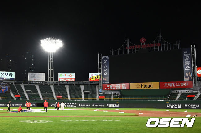 19일 부산 사직구장에서 열린 키움 히어로즈와 롯데 자이언츠의 시즌 12차전 경기가 1회말 1사 만루 상황에서 우천 중단됐고 결국 노게임이 선언됐다. 불 꺼진 전광판. 2021.08.19 /ksl0919@osen.co.kr