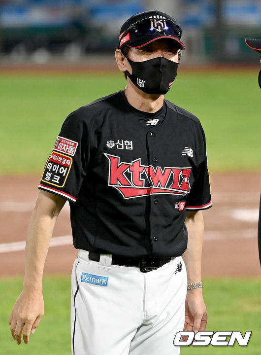 KT 위즈가 창단 처음으로 50승 고지에 선착했다.KT 위즈는 20일 부산 사직구장에서 열린 2021 신한은행 SOL KBO리그 롯데 자이언츠와의 시즌 9차전에서 5-4로 승리했다.경기 종료 후 KT 이강철 감독이 미소짓고 있다. 2021.08.20 /ksl0919@osen.co.kr