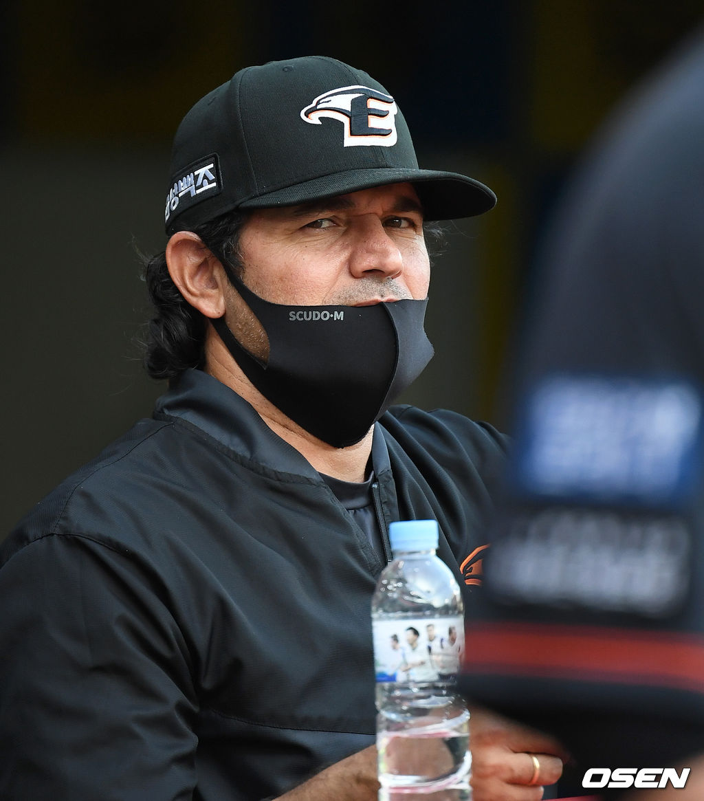 한화 수베로 감독이 그라운드를 바라보고 있다. 2021.07.09 /sunday@osen.co.kr