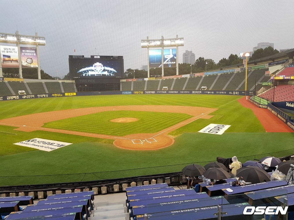 비내리는 잠실구장. 21.08.24. /fpdlsl72556@osen.co.kr
