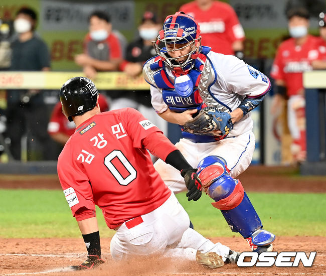 24일 오후 대구 삼성라이온즈파크에서 ‘2021 신한은행 SOL KBO리그’ 삼성 라이온즈와 SSG 랜더스의 경기가 열렸다8회초 1사 만루 SSG 고종욱의 2타점 적시타 때 2루 주자 김강민이 득점을 올리고 있다. 2021.08.24