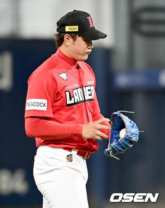 24일 오후 대구 삼성라이온즈파크에서 ‘2021 신한은행 SOL KBO리그’ 삼성 라이온즈와 SSG 랜더스의 경기가 열렸다9회말 1사 3루 삼성 김지찬의 동점 1타점 적시타 때 SSG 투수 서진용이 아쉬워하고 있다. 2021.08.24 /ksl0919@osen.co.kr