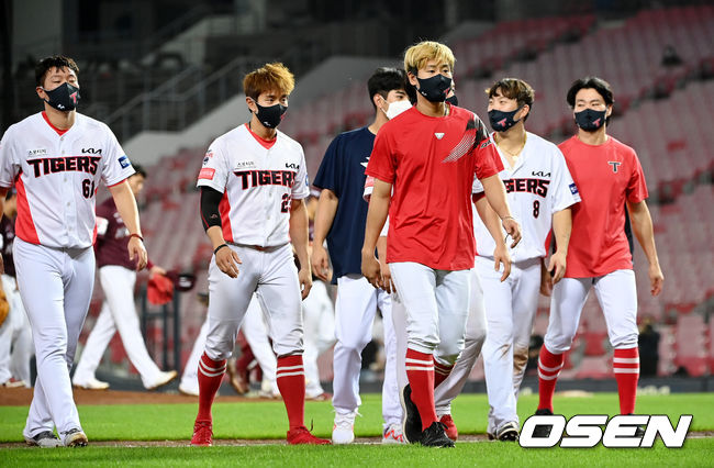 키움 히어로즈가 KIA를 상대로 위닝시리즈를 낚았다.키움은 24일 광주-기아 챔피언스필드에서 열린 '2021 신한은행 SOL KBO리그' KIA 타이거즈와의 팀 간 11차전에서 박동원의 투런홈런 2개와 선발 최원태의 효과적을 투구를 앞세워 8-2 대승을 거두었다.패한 KIA 선수들이 그라운드를 나서고 있다. 2021.08.24/youngrae@osen.co.kr