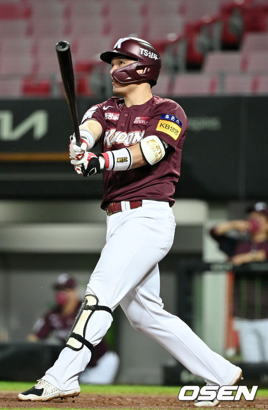 24일 광주-기아 챔피언스필드에서 ‘2021 신한은행 SOL KBO 리그’ KIA 타이거즈와 키움 히어로즈의 경기가 열렸다. 7회초 2사 1루 키움 박동원이 투런 홈런을 때려내고 있다. 2021.08.24/youngrae@osen.co.kr
