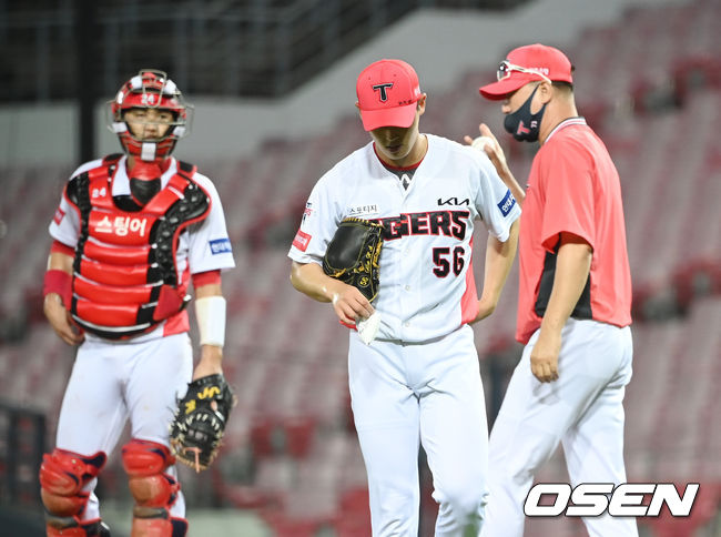 24일 광주-기아 챔피언스필드에서 ‘2021 신한은행 SOL KBO 리그’ KIA 타이거즈와 키움 히어로즈의 경기가 열렸다.5회초 2사 1루 KIA 김현수가 강판되고 있다. 2021.08.24/youngrae@osen.co.kr