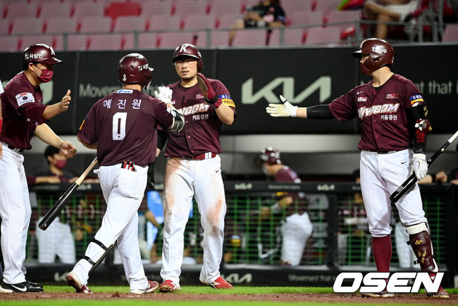 24일 광주-기아 챔피언스필드에서 ‘2021 신한은행 SOL KBO 리그’ KIA 타이거즈와 키움 히어로즈의 경기가 열렸다.8회초 1사 1루 키움 예진원이 투런 홈런을 때린 뒤 동료들의 축하를 받고 있다. 2021.08.24/youngrae@osen.co.kr