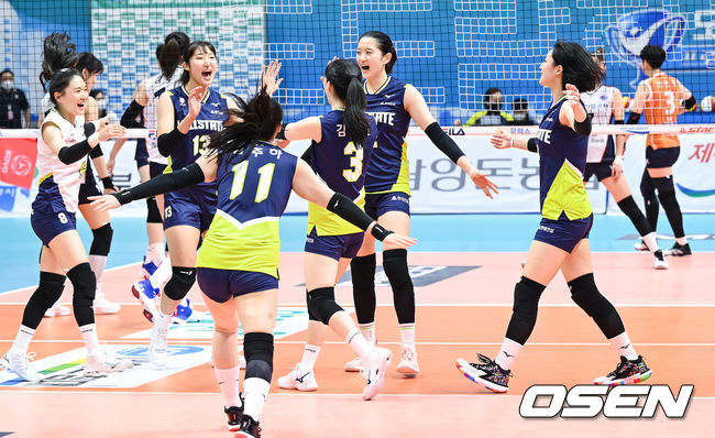 경기종료 후 현대건설 선수들이 승리의 기쁨을 나누고 있다. 2021.08.24 / soul1014@osen.co.kr