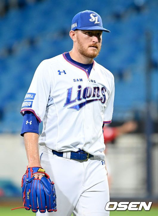 24일 오후 대구 삼성라이온즈파크에서 ‘2021 신한은행 SOL KBO리그’ 삼성 라이온즈와 SSG 랜더스의 경기가 열렸다3회초 종료 후 삼성 선발 몽고메리가 더그아웃으로 이동하고 있다. 2021.08.24 /ksl0919@osen.co.kr