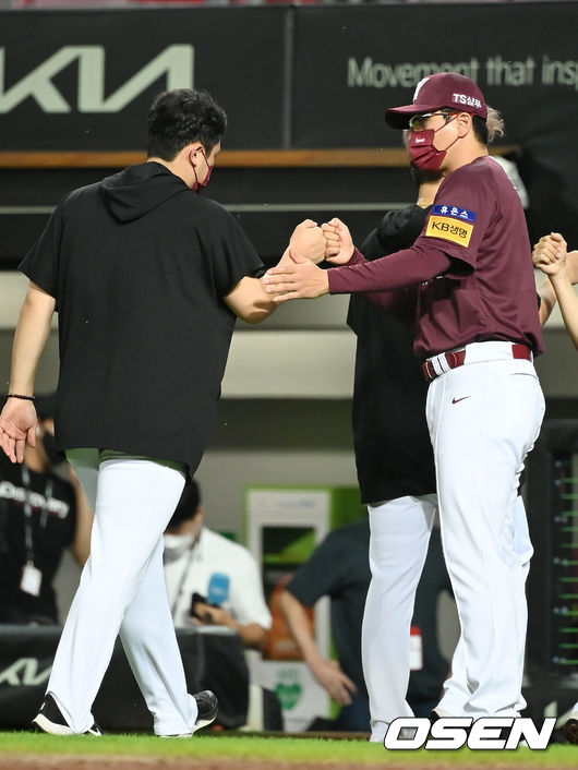 승리를 거둔 키움 홍원기 감독이 최원태와 기뻐하고 있다. 2021.08.24/youngrae@osen.co.kr