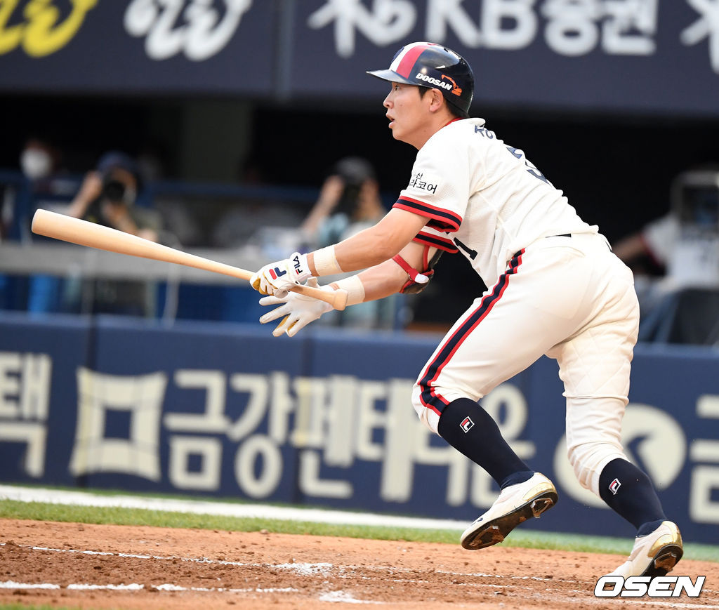 두산 정수빈이 중전안타를 날리고 있다. 2021.06.26 /jpnews@osen.co.kr