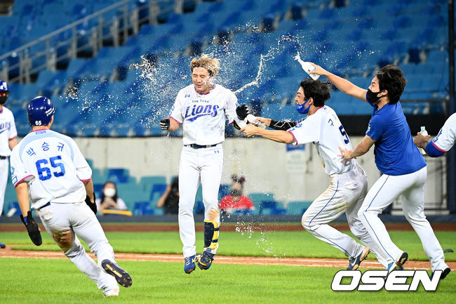 삼성이 9회 4득점으로 끝내기 역전승을 거뒀다. SSG는 다 잡은 승리를 놓쳤다.삼성은 24일 대구삼성라이온즈파크에서 열린 2021 신한은행 SOL KBO리그 SSG와의 홈경기를 9-8 끝내기 승리로 장식했다. 9회말 1사 3루 삼성 김상수가 끝내기 희생플라이를 날린 뒤 동료 선수들의 축하를 받고 있다. 2021.08.24 /ksl0919@osen.co.kr