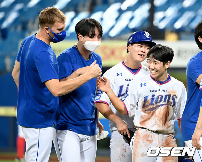 삼성이 9회 4득점으로 끝내기 역전승을 거뒀다. SSG는 다 잡은 승리를 놓쳤다.삼성은 24일 대구삼성라이온즈파크에서 열린 2021 신한은행 SOL KBO리그 SSG와의 홈경기를 9-8 끝내기 승리로 장식했다. 경기 종료 후 삼성 선발 몽고메리와 김지찬이 기쁨을 나누고 있다. 2021.08.24 /ksl0919@osen.co.kr