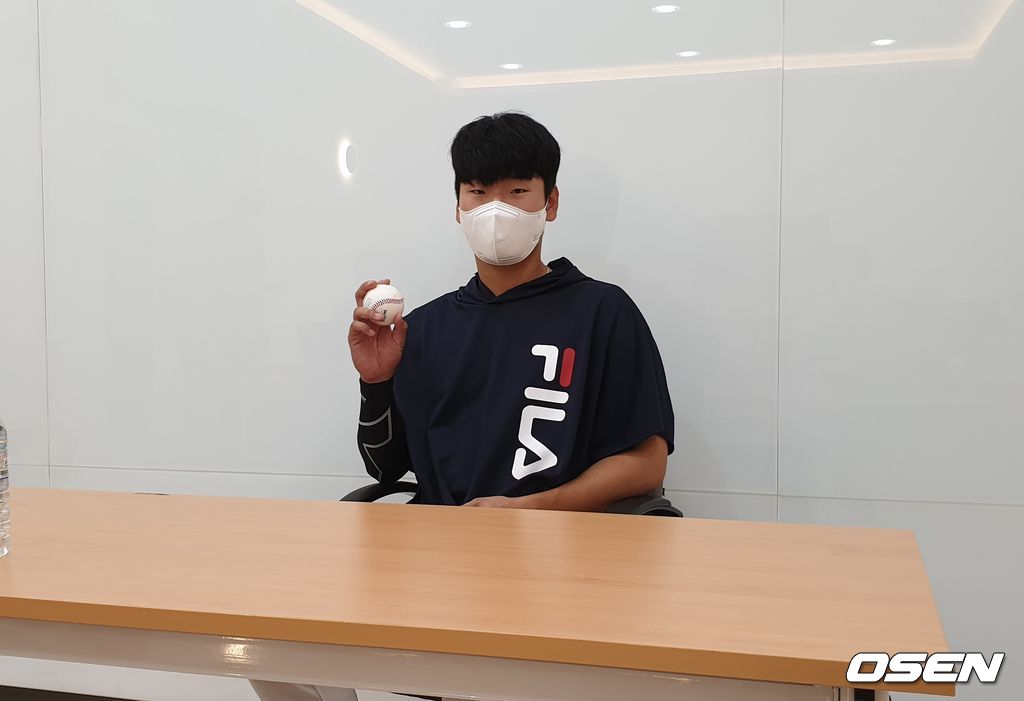 첫 승리구를 들고 있는 곽빈. /fpdlsl72556@osen.co.kr