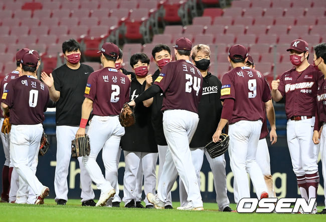 키움 히어로즈가 KIA를 상대로 위닝시리즈를 낚았다. 키움은 24일 광주-기아 챔피언스필드에서 열린 '2021 신한은행 SOL KBO리그' KIA 타이거즈와의 팀 간 11차전에서 박동원의 투런홈런 2개와 선발 최원태의 효과적을 투구를 앞세워 8-2 대승을 거두었다. 승리를 거둔 키움 선수들이 기뻐하고 있다. 2021.08.24/youngrae@osen.co.kr