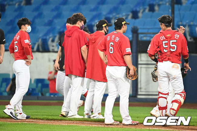 삼성이 9회 4득점으로 끝내기 역전승을 거뒀다. SSG는 다 잡은 승리를 놓쳤다.삼성은 24일 대구삼성라이온즈파크에서 열린 2021 신한은행 SOL KBO리그 SSG와의 홈경기를 9-8 끝내기 승리로 장식했다. 경기 종료 후 SSG 선수들이 아쉬워하고 있다.  2021.08.24 /ksl0919@osen.co.kr