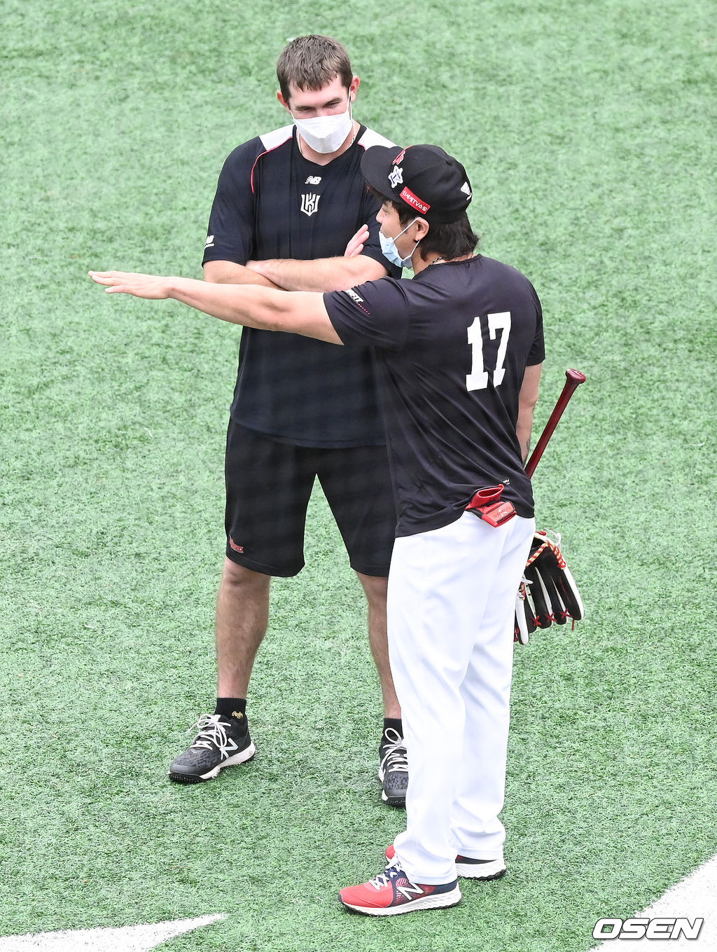 경기에 앞서 KT 호잉과 SSG 추신수가 만나 이야기를 나누고 있다. 두 사람은 2016∼2017년 메이저리그 텍사스 레인저스에서 함께 뛴바 있다.  2021.08.25 / soul1014@osen.co.kr