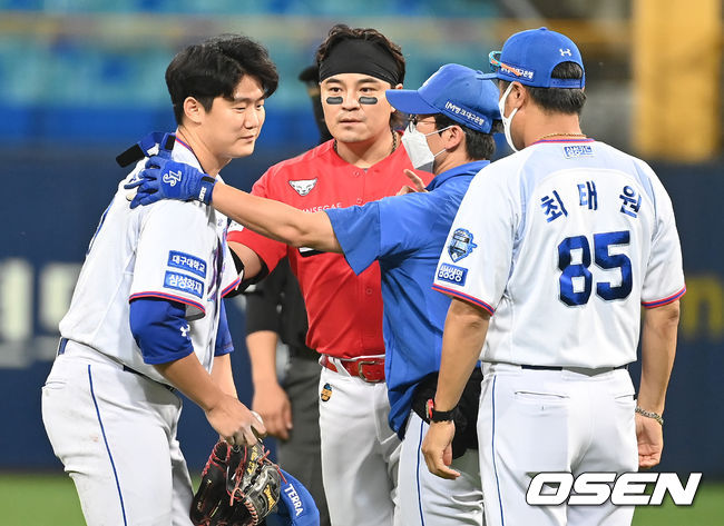 24일 오후 대구 삼성라이온즈파크에서 ‘2021 신한은행 SOL KBO리그’ 삼성 라이온즈와 SSG 랜더스의 경기가 열렸다9회초 SSG 선두타자 추신수의 안타 때 삼성 투수 김대우가 타구에 머리를 맞았다.SSG 추신수가 삼성 김대우에게 사과를 전하고 있다. 2021.08.24 /ksl0919@osen.co.kr