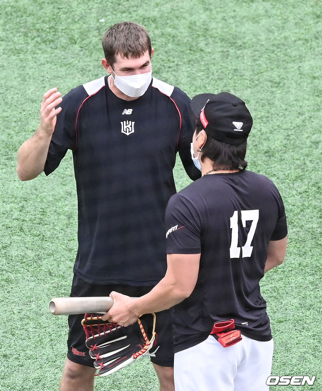 경기에 앞서 KT 호잉과 SSG 추신수가 만나 이야기를 나누고 있다. 두 사람은 2016∼2017년 메이저리그 텍사스 레인저스에서 함께 뛴바 있다.  2021.08.25 / soul1014@osen.co.kr